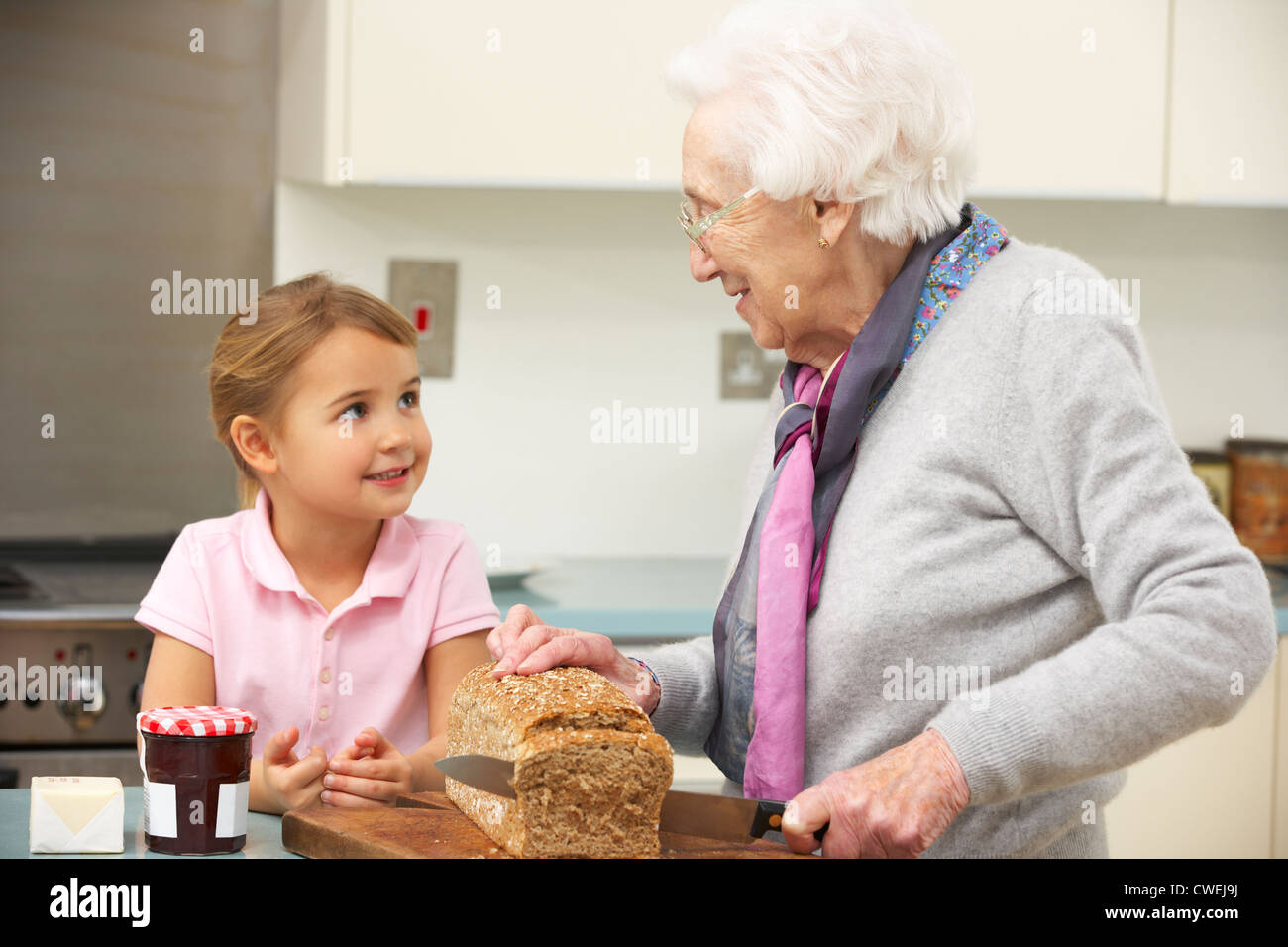 Grand-mère et petite-fille de préparer un repas dans la cuisine Banque D'Images