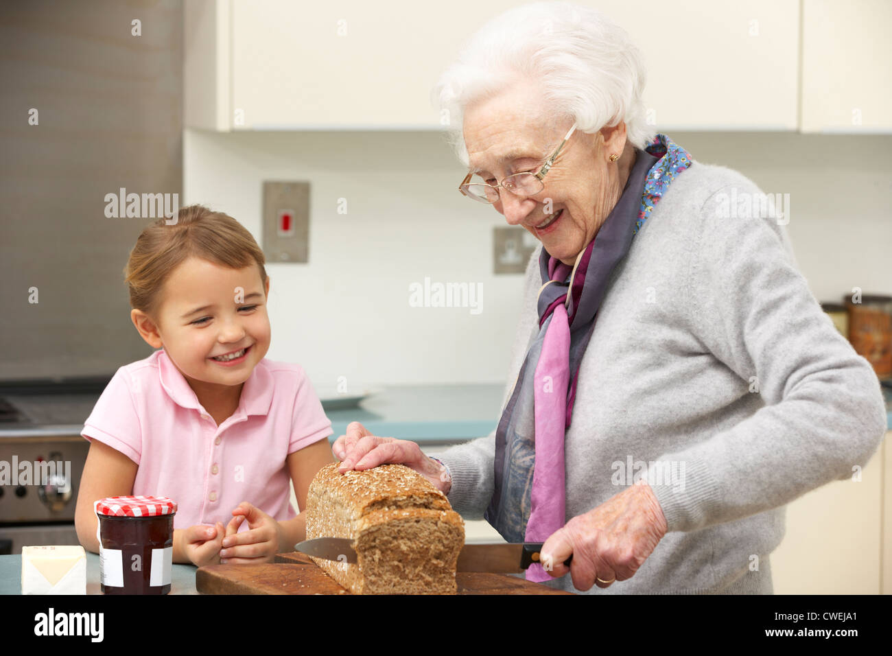 Grand-mère et petite-fille de préparer un repas dans la cuisine Banque D'Images