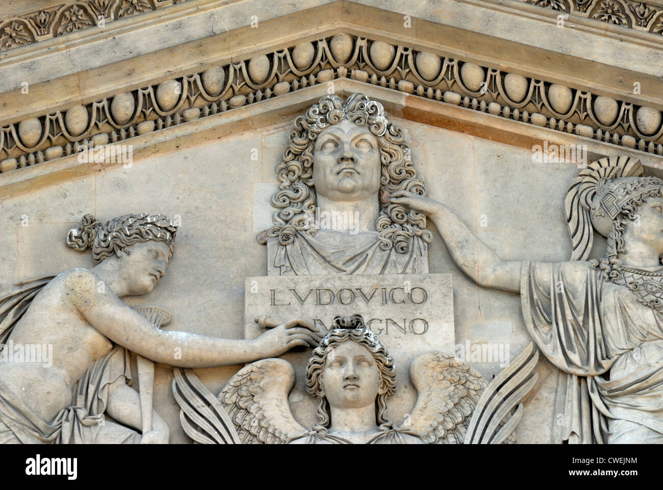 Paris, France. Palais du Louvre - façade : le buste de l'Est - mais à  l'origine, Louis XIV Napoléon, perruque / nom ajouté (voir description  Photo Stock - Alamy