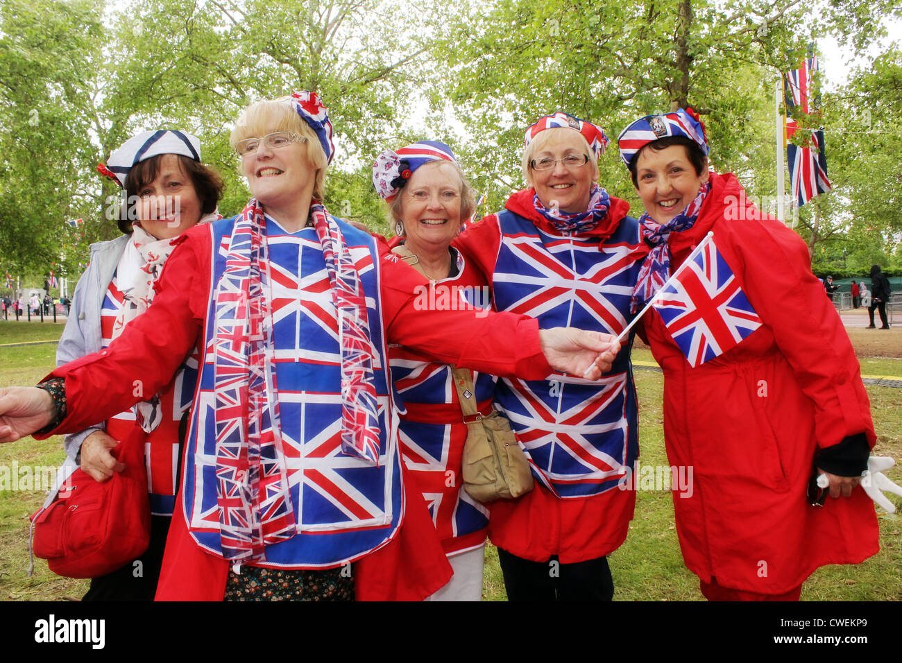 Un groupe de femmes vêtues de l'Union jack célébrer au cours de la London du Jubilé de diamant de la Reine, 2012 Banque D'Images