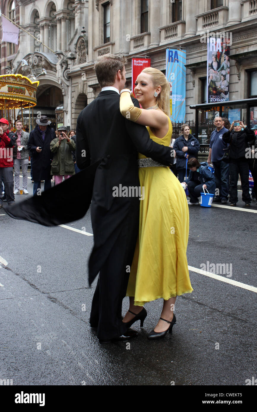 Danse de rue au cours des célébrations au Queen's Diamond Jubilee, Piccadilly, Londres, 2012 Banque D'Images