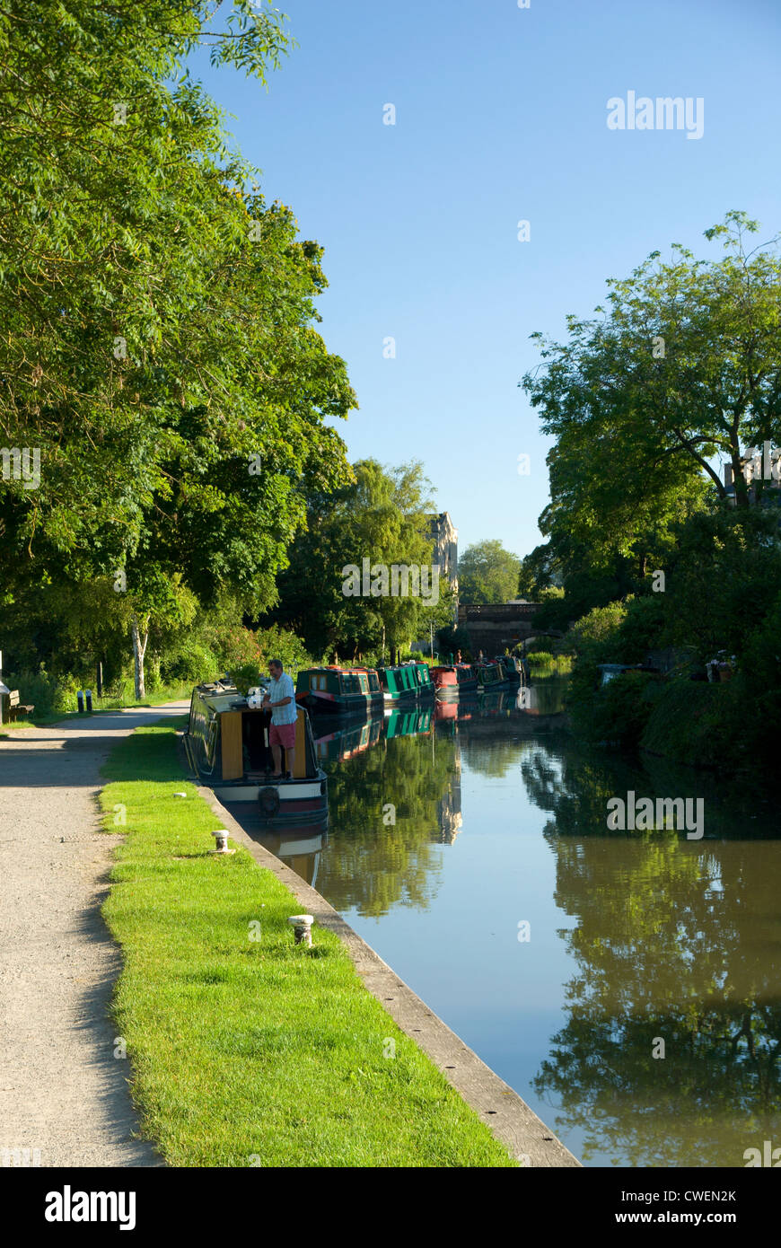 Bateaux étroits sur Kennet and Avon Canal widcombe baignoire Somerset en Angleterre Banque D'Images