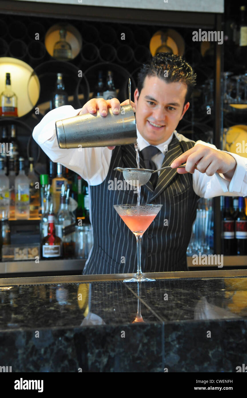 La préparation d'un barman cocktail au bar Windows à Galvin, London Hilton Hotel, Park Lane, London Banque D'Images