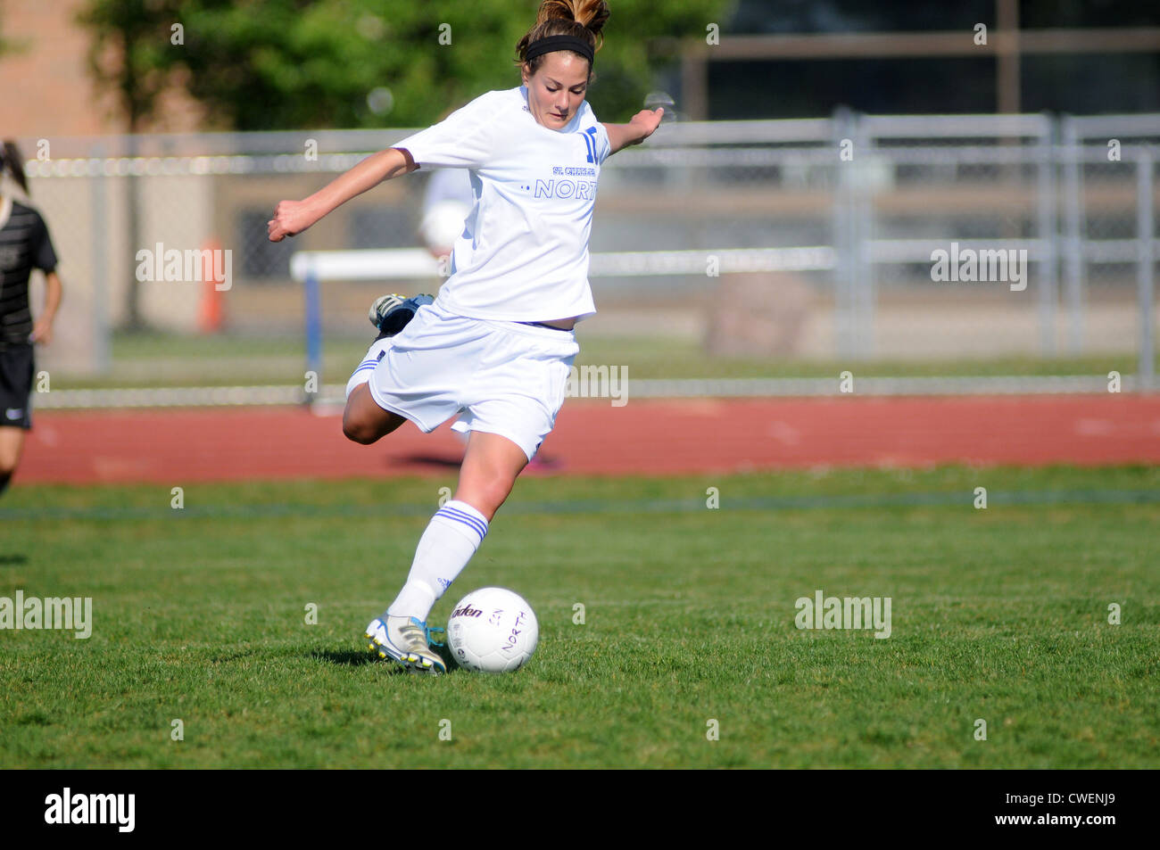 Joueur de football prend une photo lors d'un match de l'école secondaire. USA. Banque D'Images