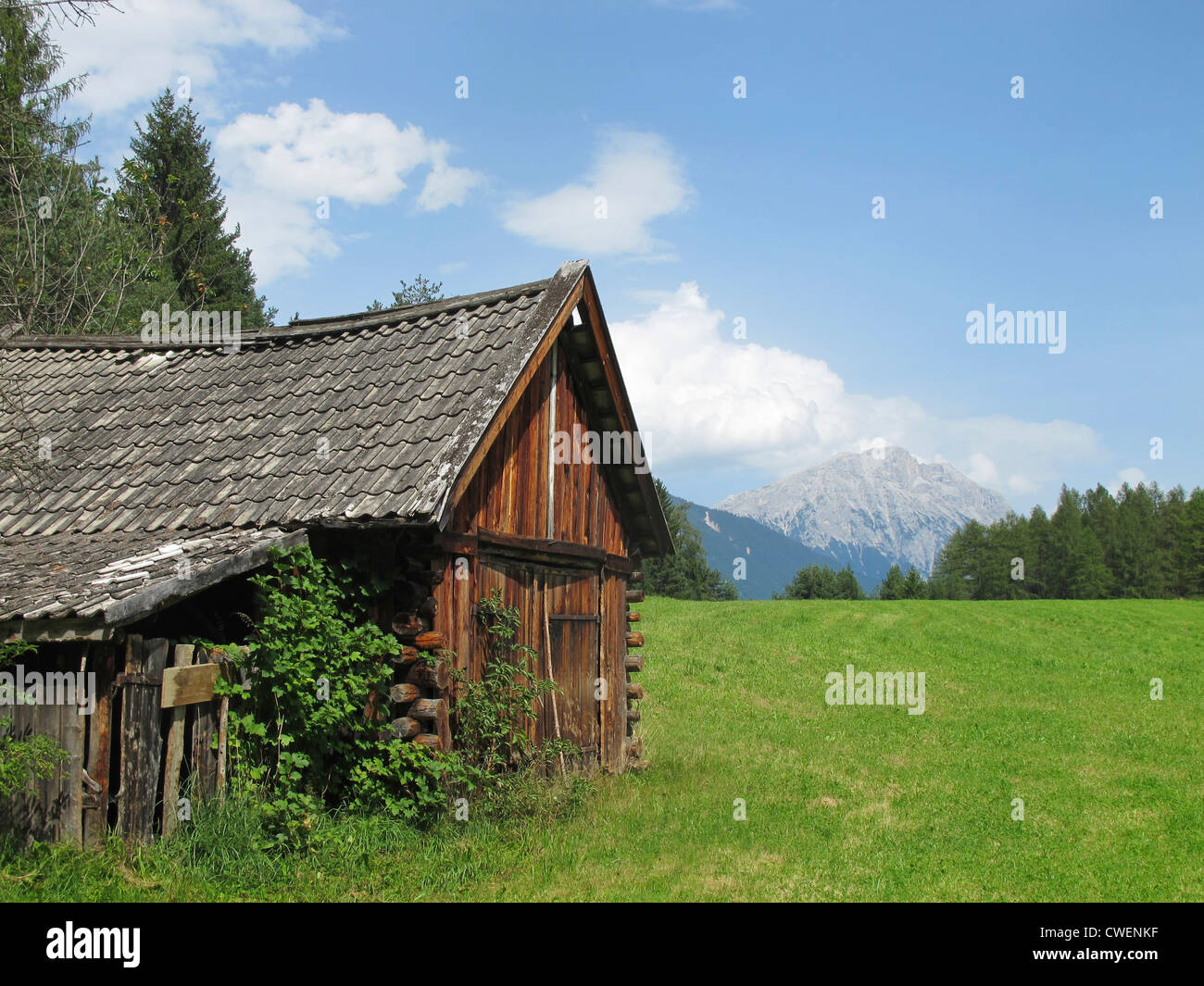 Une ancienne cabane de montagne, dans les alpes tyroliennes près d'Innsbruck. Photographié à Obsteig au Mieminger Plateau du soleil. Banque D'Images