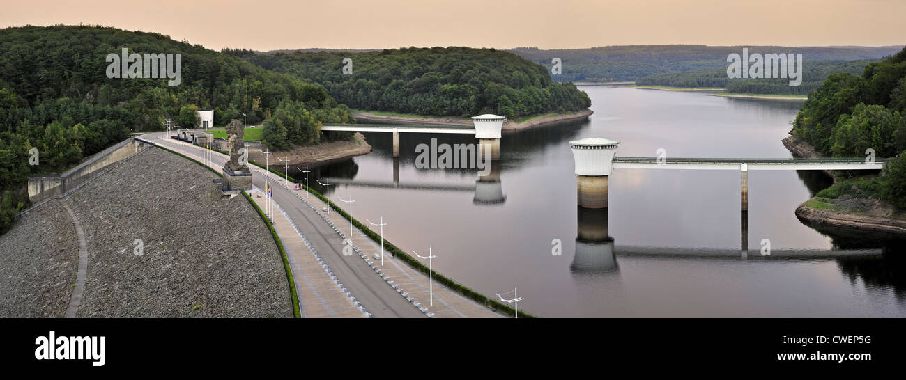 Lac et barrage de la Gileppe, arch-barrage-poids et de réservoir pour l'eau potable dans les Ardennes belges au coucher du soleil, Belgique Banque D'Images