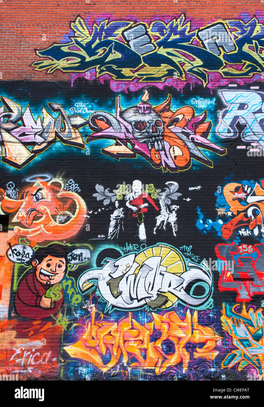 Graffitis colorés à l'extérieur du mur d'un immeuble à Montréal, province de Québec, Canada. Banque D'Images
