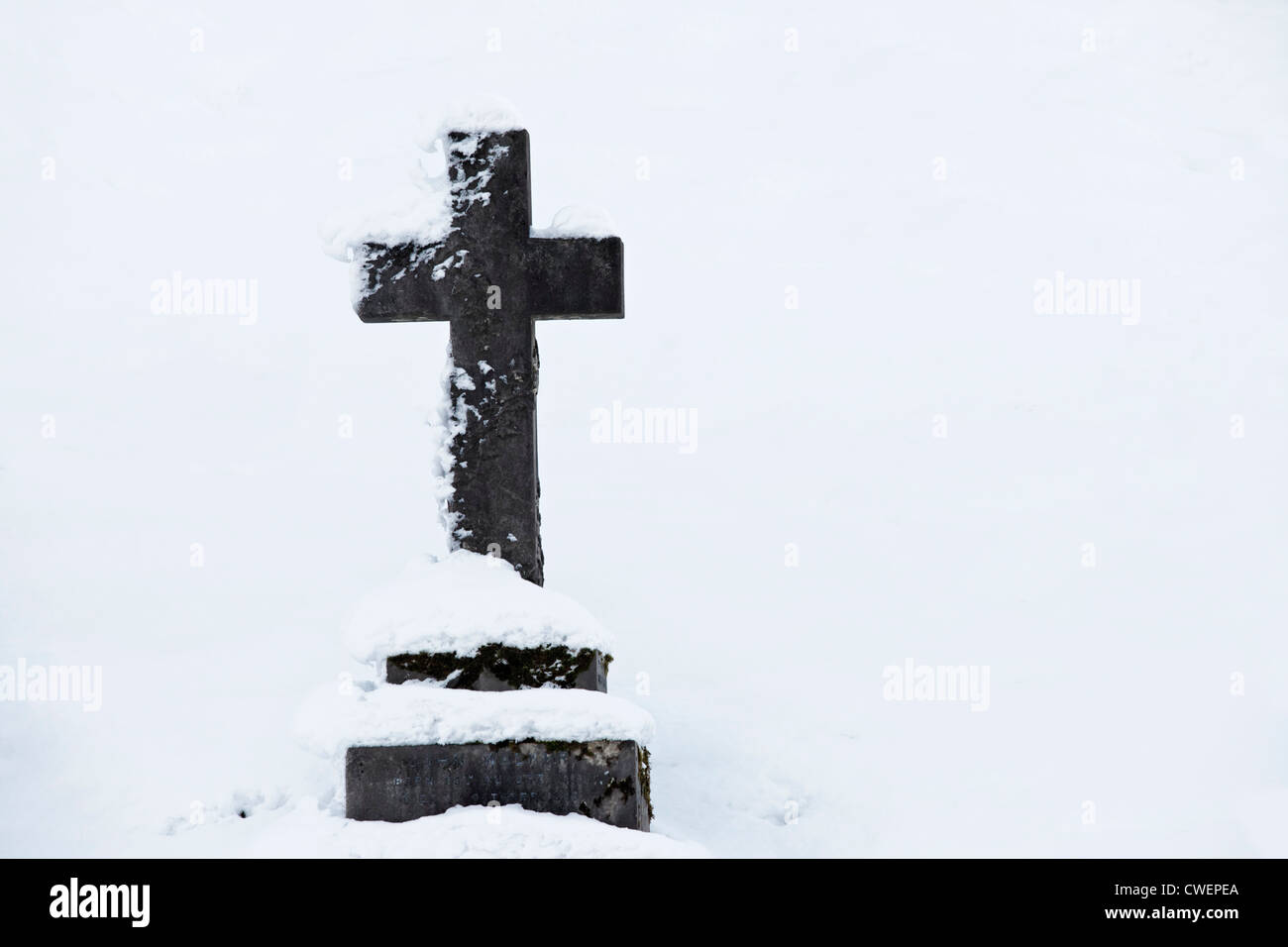 Pierre tombale en forme de croix, la vallée du cimetière, Stirling, Ecosse, Royaume-Uni. Hiver neige Banque D'Images