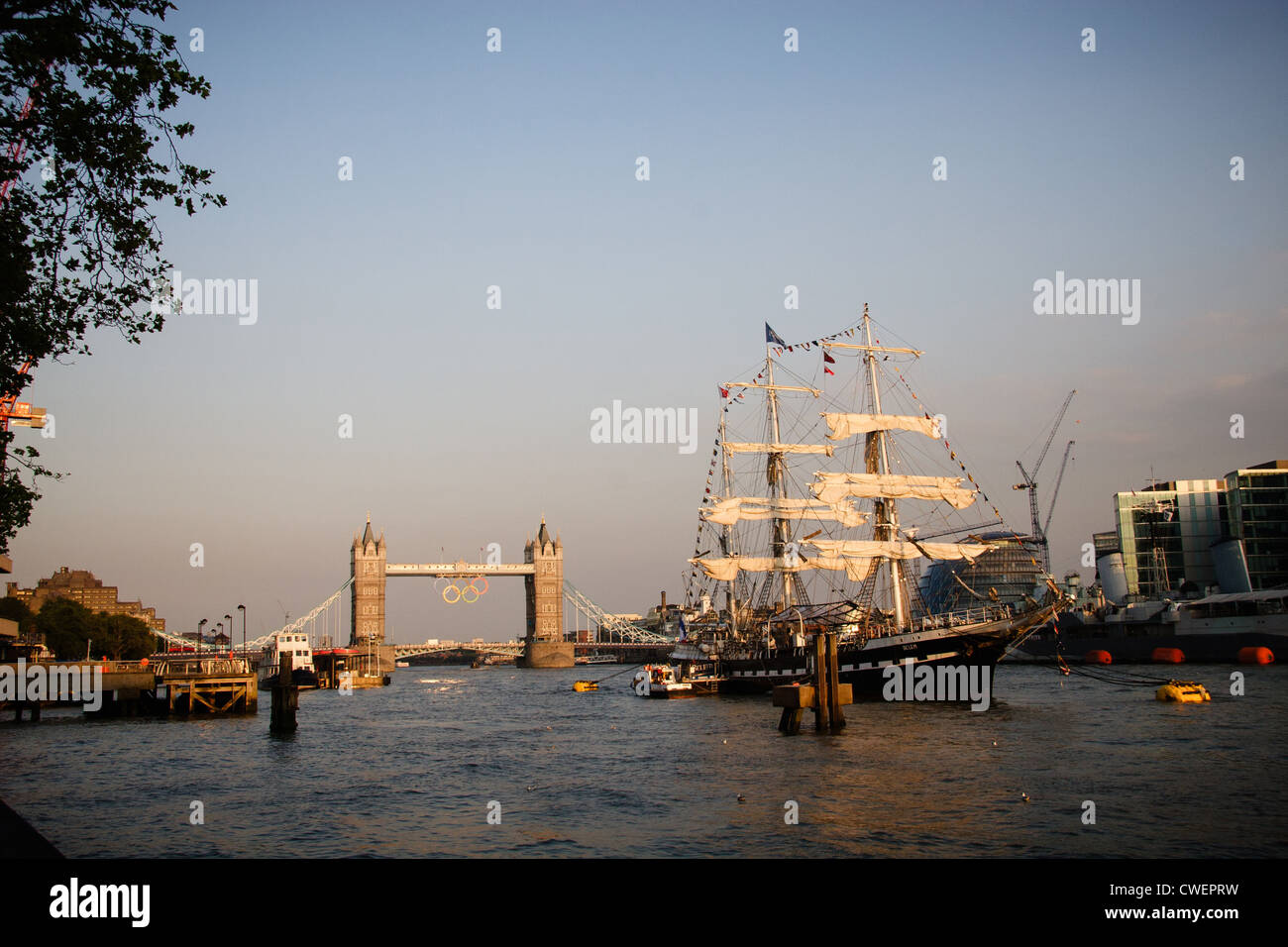 10/8/12 Tower Bridge et le voilier amarré au cours de Jeux olympiques de 2012, Londres, Angleterre. Banque D'Images