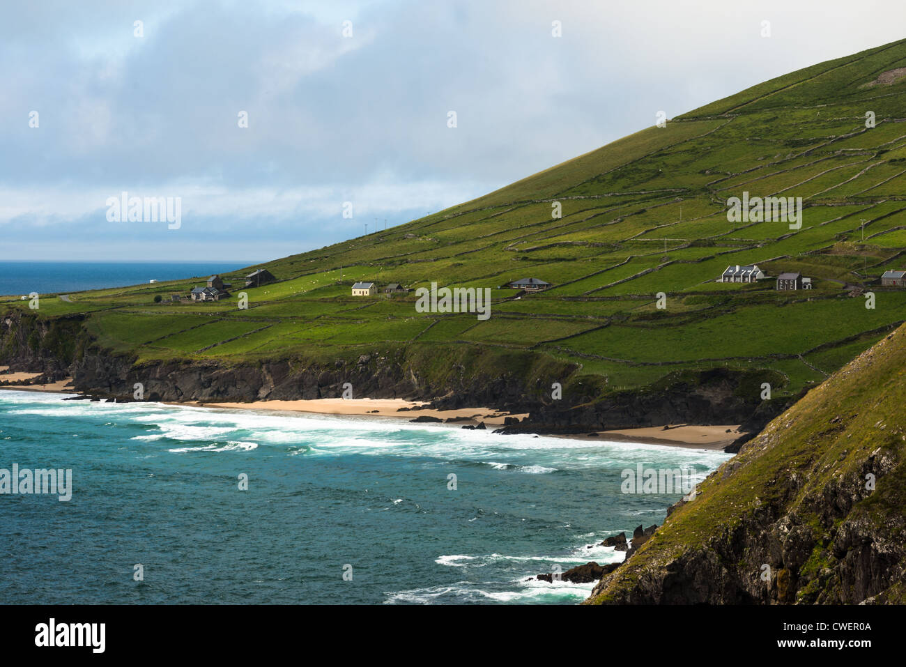 Slea Head avec Coumeenoule Beach, péninsule de Dingle, comté de Kerry, en République d'Irlande. Banque D'Images