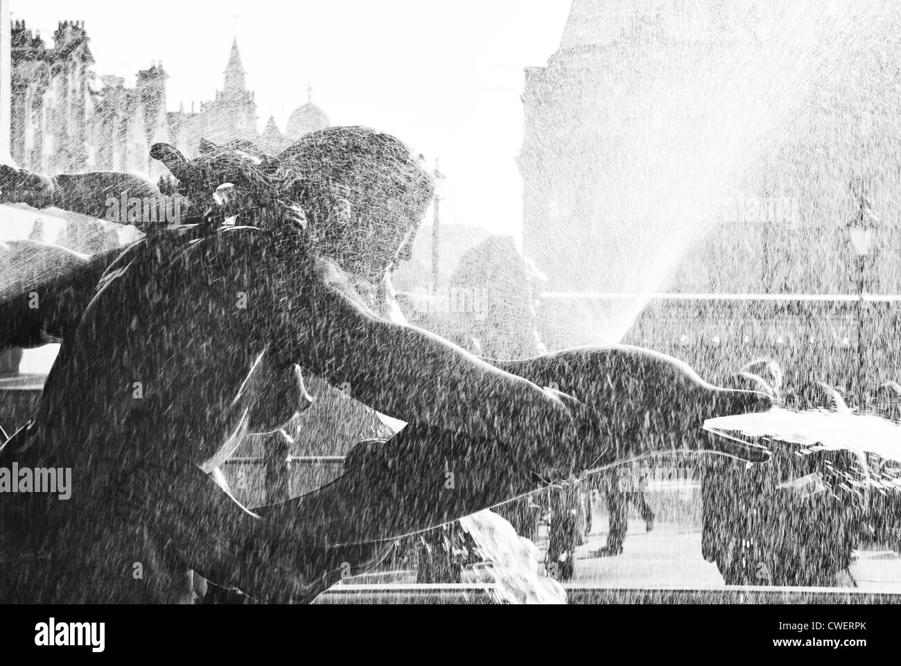 Résumé détail de fontaine éclaboussante à Trafalgar Square, Londres Banque D'Images