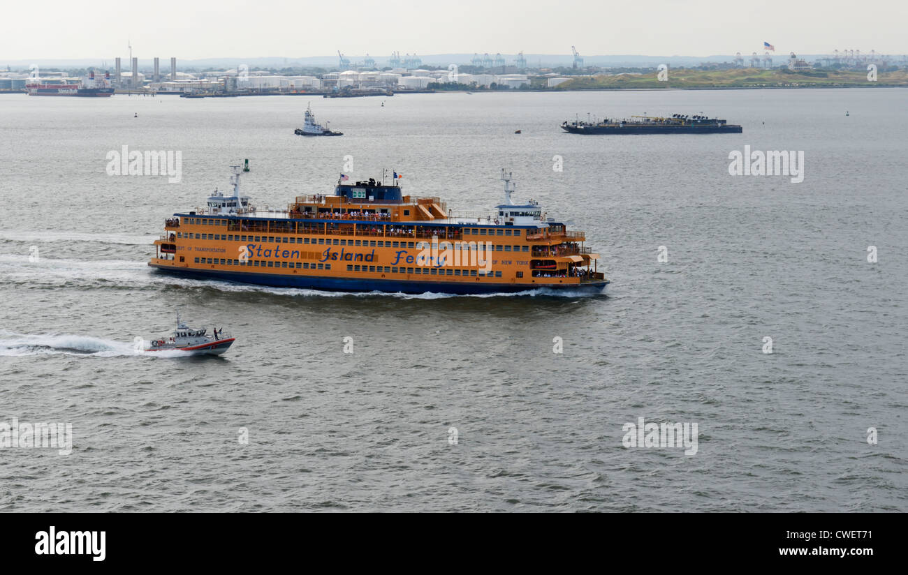 Ferry de Staten Island à New York Harbor avec escorte de la Garde côtière canadienne armés Banque D'Images