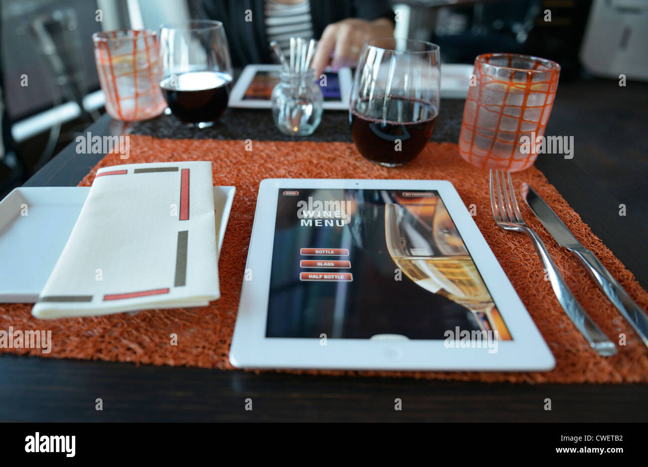 Un menu de restaurant sur ipad. La page sélectionnée est la page d'accueil pour les vins. Banque D'Images