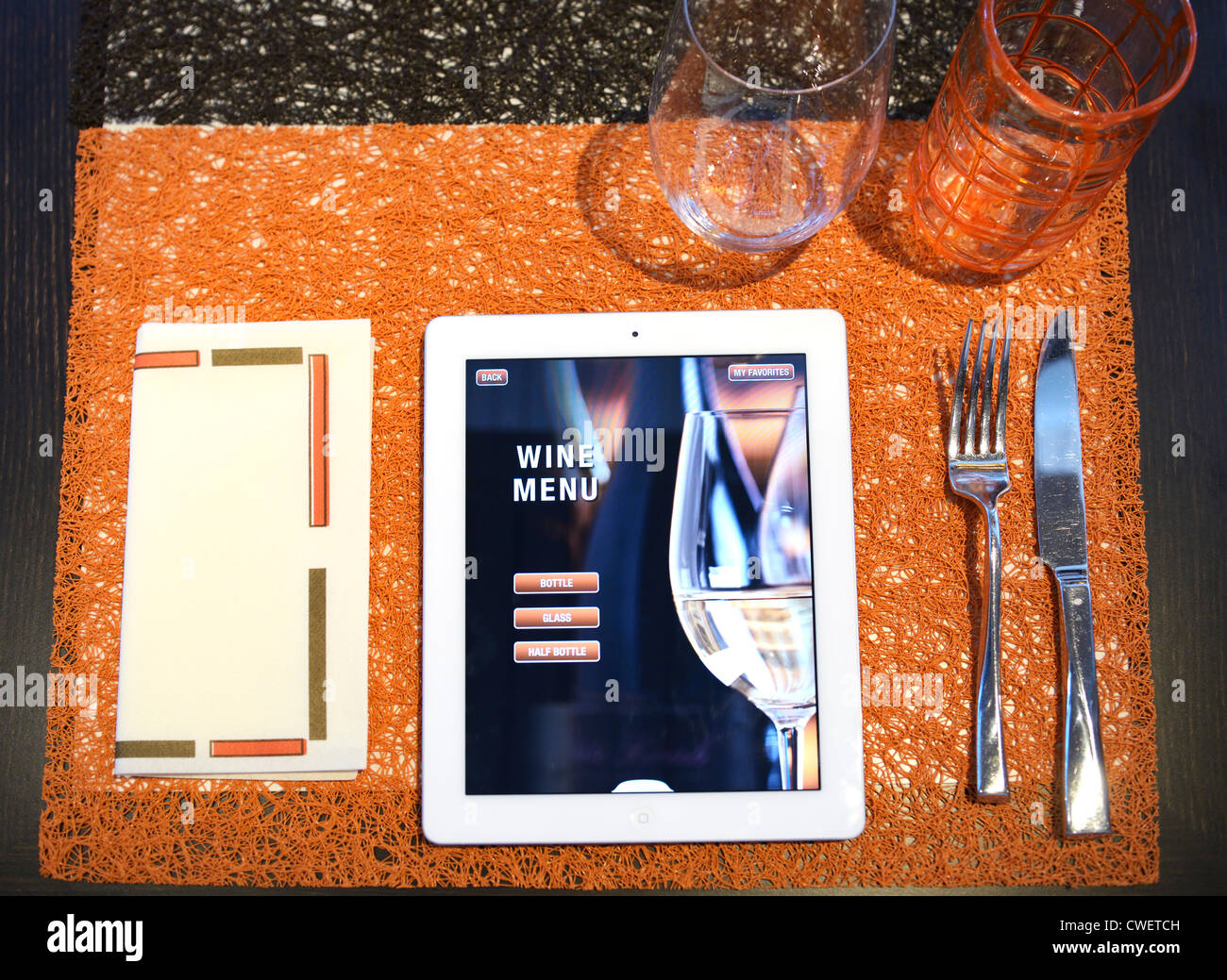 Un menu de restaurant sur ipad. La page sélectionnée est la page d'accueil pour les vins. Banque D'Images