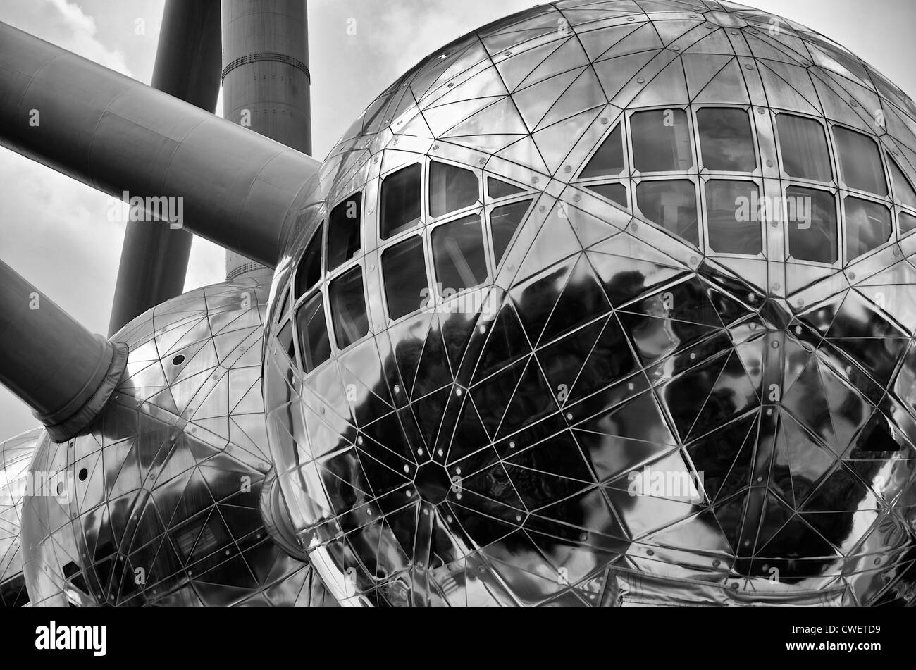 Close up monochrome de l'Atomium à Bruxelles, Belgique Banque D'Images