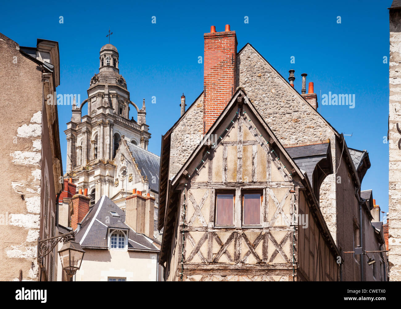 Détail de bâtiments médiévaux dans la vallée de la Loire ville de Blois, Centre, France. L'église est la Cathédrale de St Louis. Banque D'Images