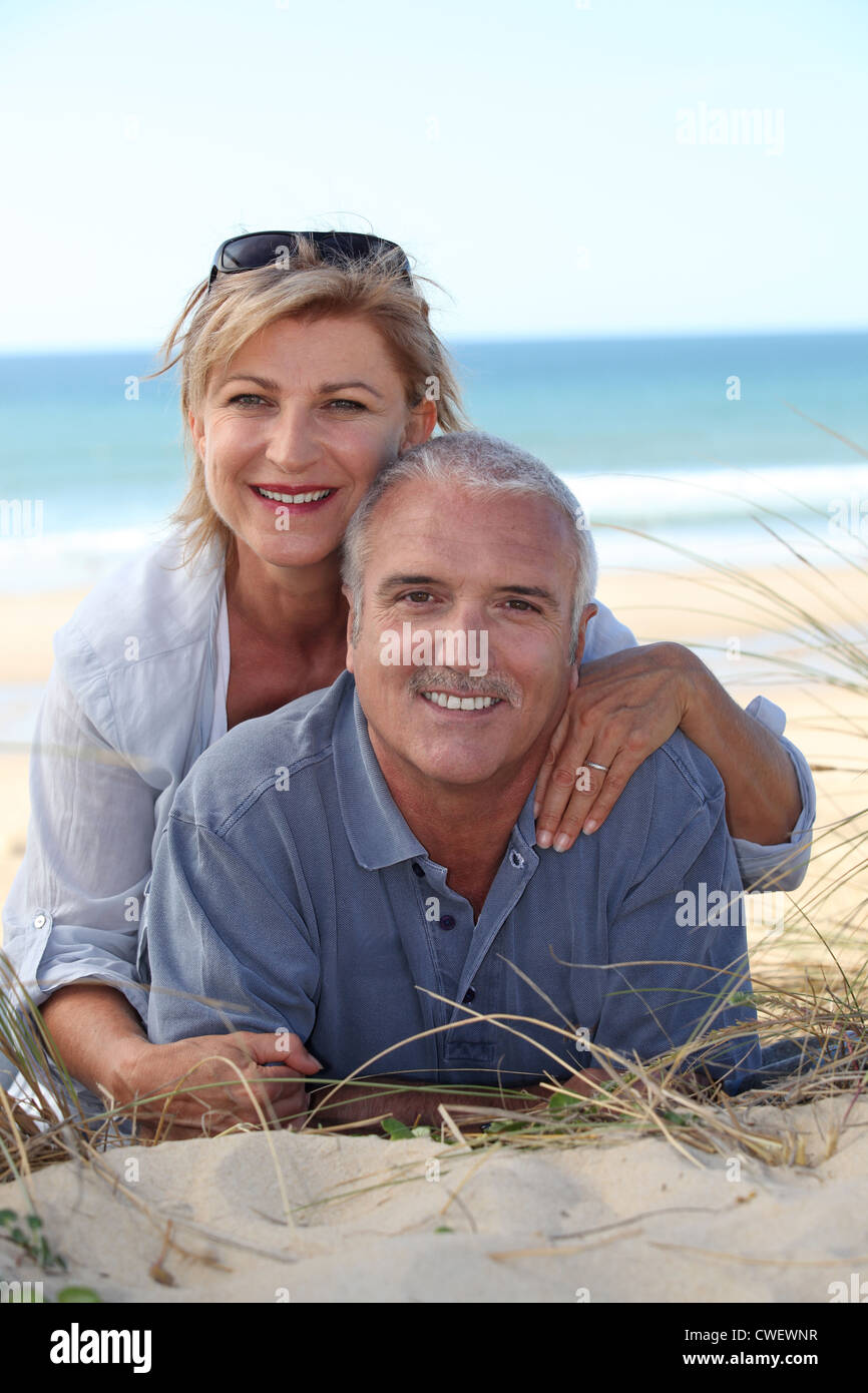 Couple sur la plage Banque D'Images