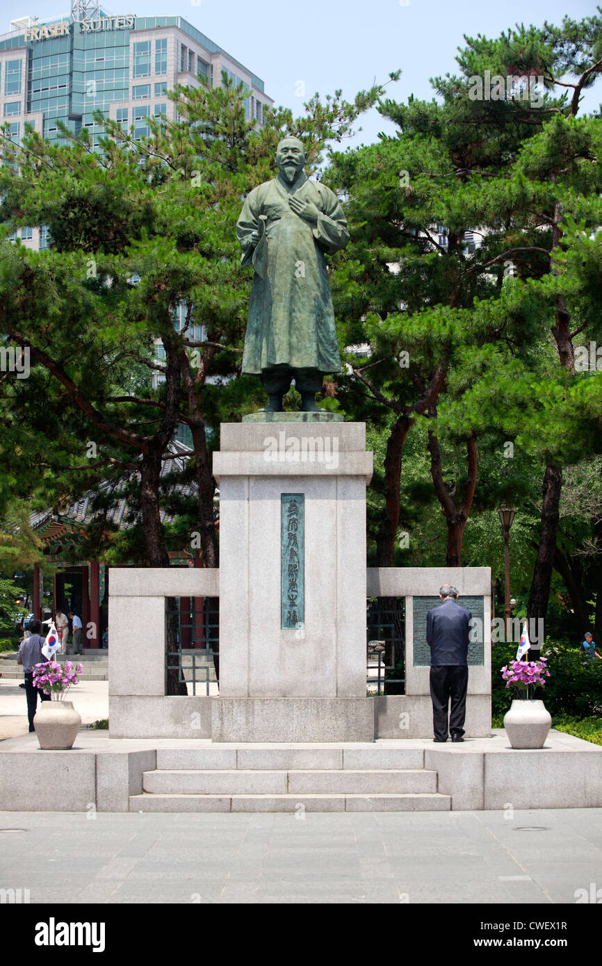 Un vieil homme de Corée rend hommage à Topkol park à Séoul, Corée. Banque D'Images