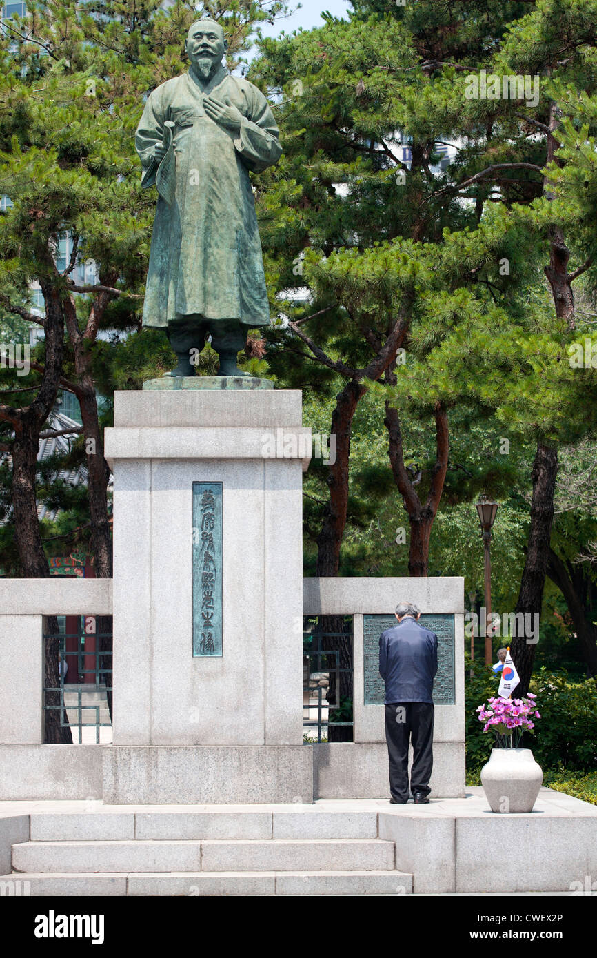 Un vieil homme de Corée rend hommage à Topkol park à Séoul, Corée. Banque D'Images