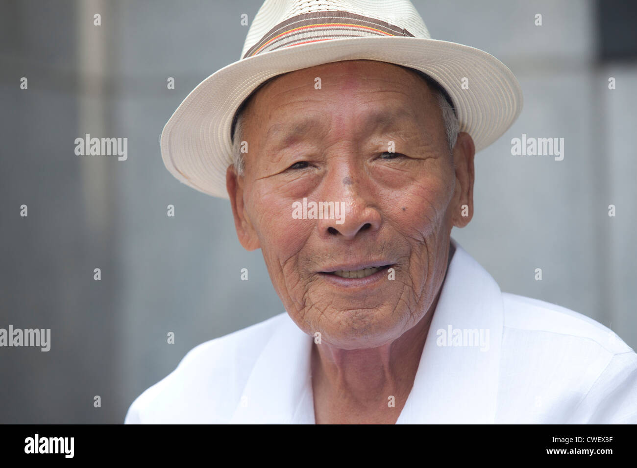 Un vieil homme coréen avec un chapeau dans un parc en Corée. Banque D'Images