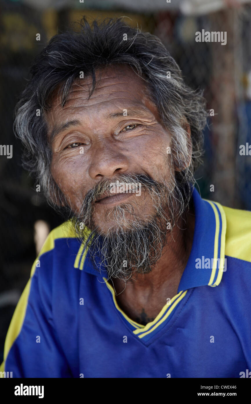 Thaïlande senior. Portrait d'un citoyen thaïlandais âgé au visage abîmé, indiquant de nombreuses années de travail dans des conditions extrêmes. , Asie du Sud-est Banque D'Images