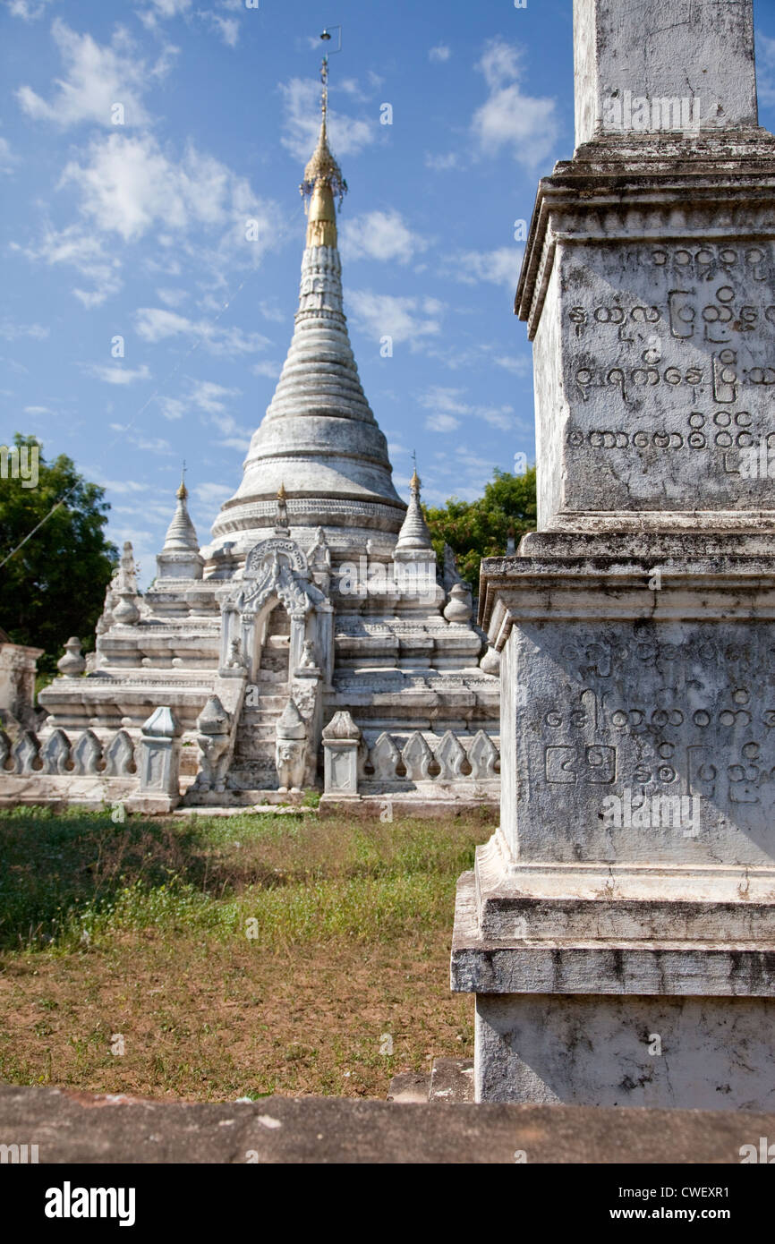 Le Myanmar, Birmanie. Mingun, près de Mandalay. Stupa bouddhiste. Banque D'Images