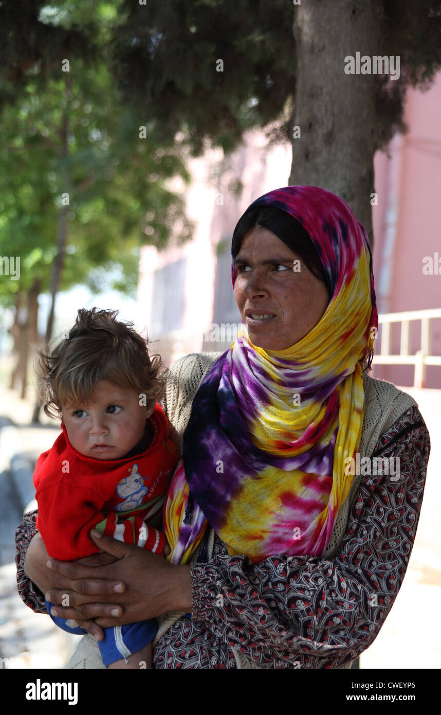 Femme et bébé dans la ville frontalière syrienne turque de Karchemish, province de Gaziantep, au sud-est de la Turquie Banque D'Images