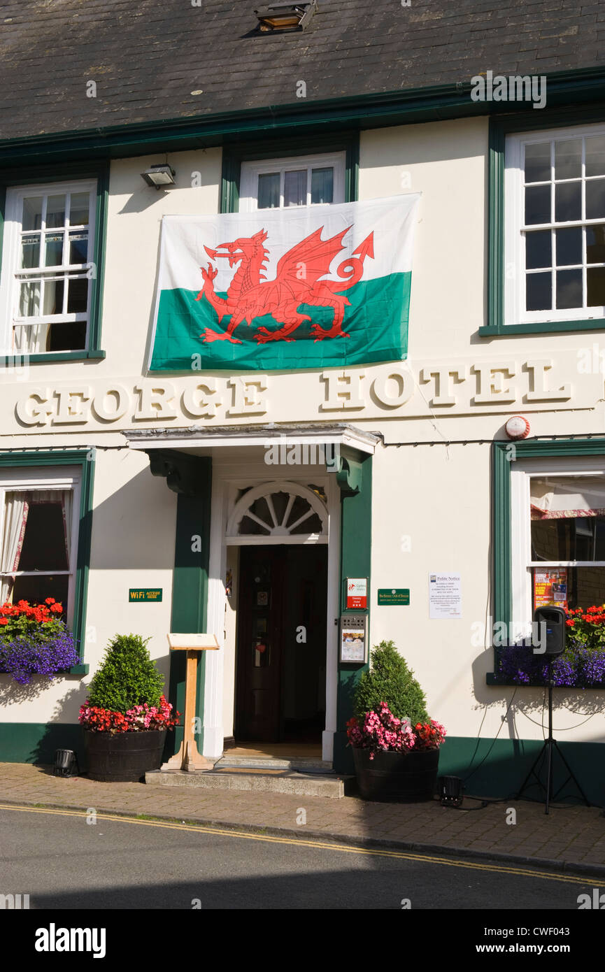 George Hotel à Brecon Powys South Wales Cymru UK avec dragon rouge, symbole du drapeau national du pays de Galles Banque D'Images
