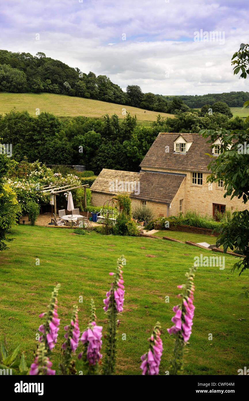 Une maison individuelle moderne construit en pierre de Cotswold England UK Banque D'Images