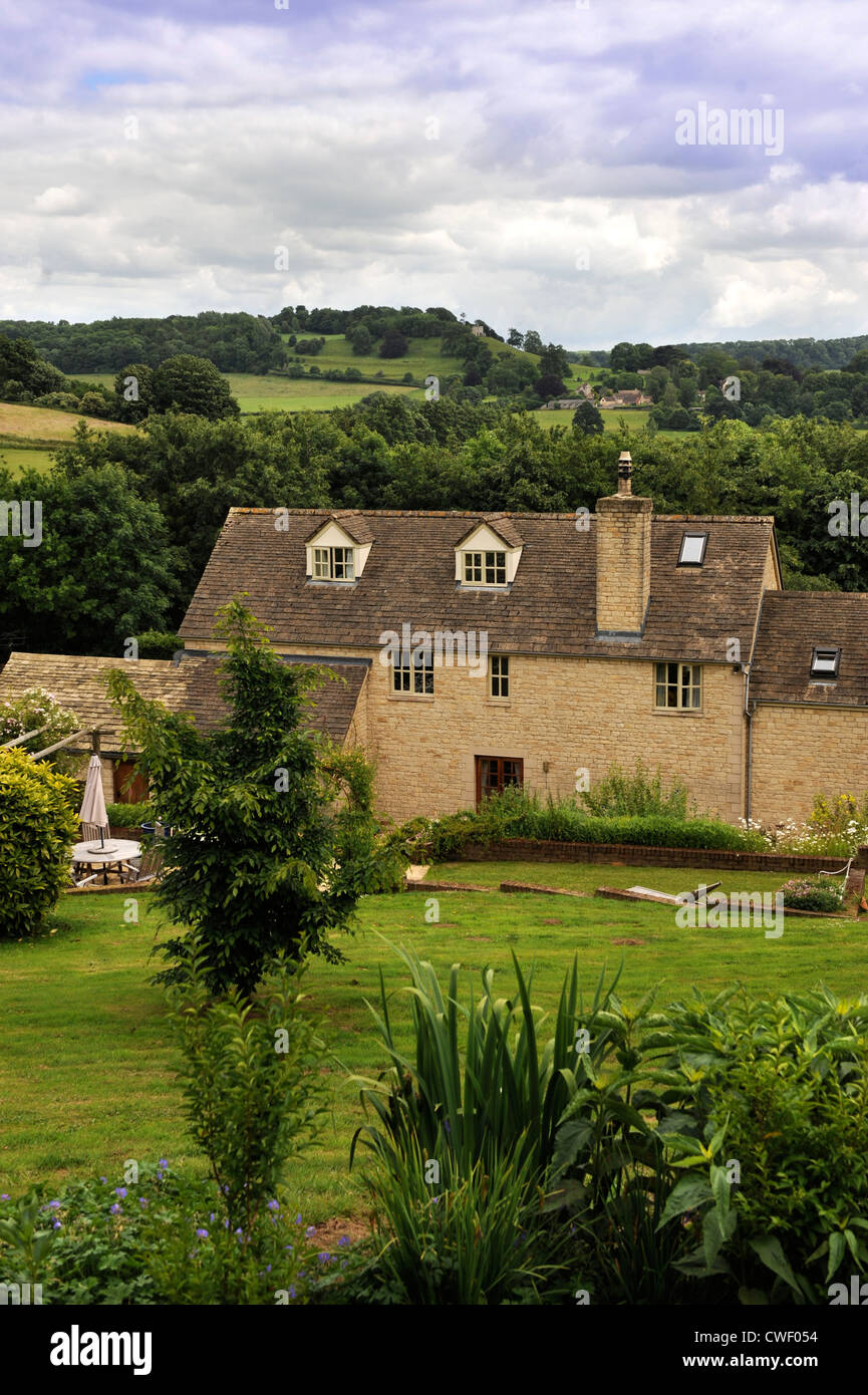 Une maison individuelle moderne construit en pierre de Cotswold England UK Banque D'Images