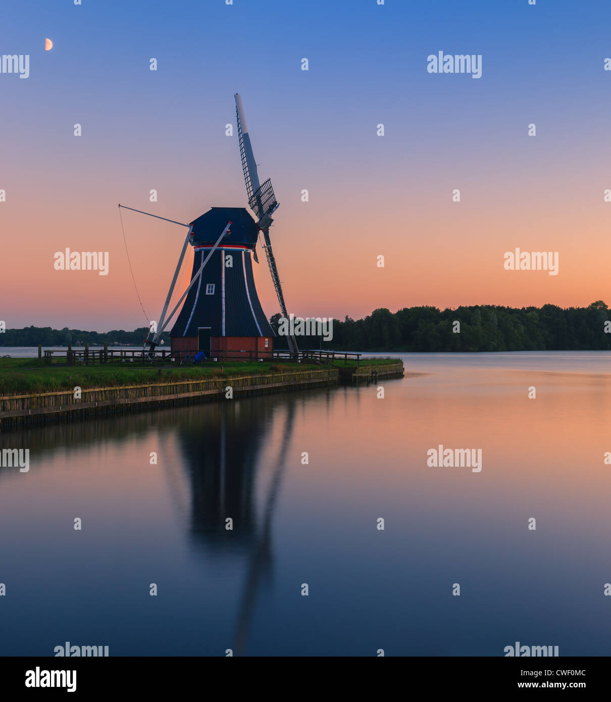 Moulin De Helper à Paterswoldsemeer juste après le coucher du soleil Banque D'Images