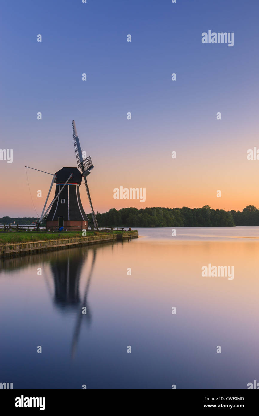 Moulin De Helper à Paterswoldsemeer juste après le coucher du soleil, près de Haren dans la province de Groningue, Pays-Bas Banque D'Images