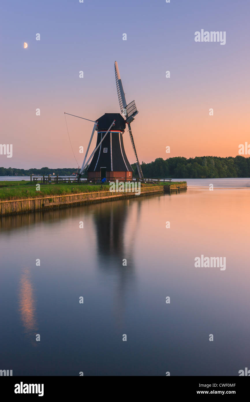 Moulin De Helper à Paterswoldsemeer juste après le coucher du soleil, près de Haren dans la province de Groningue, Pays-Bas Banque D'Images