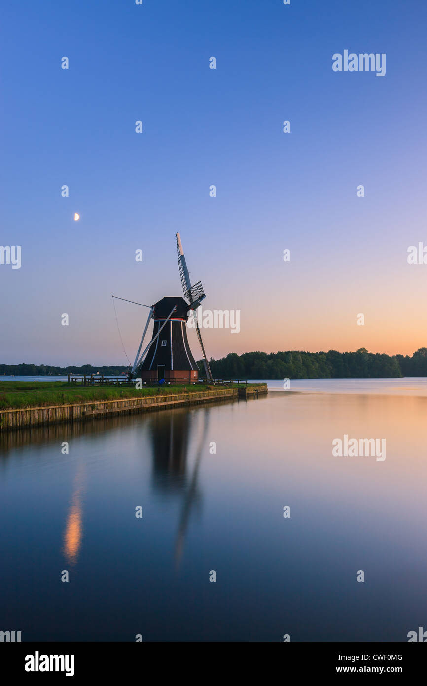 Moulin De Helper à Paterswoldsemeer juste après le coucher du soleil, près de Haren dans la province de Groningue, Pays-Bas Banque D'Images