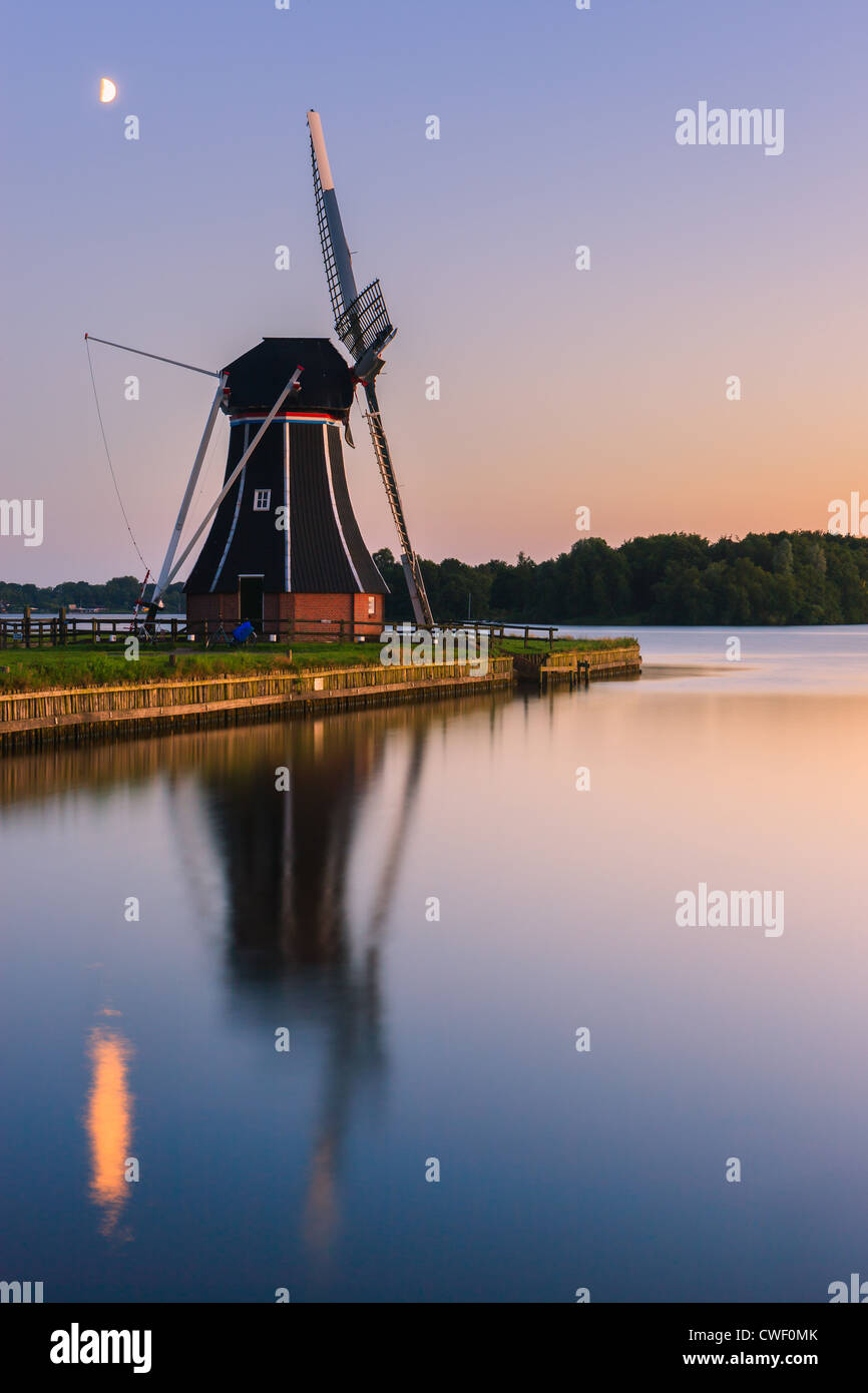 Moulin De Helper à Paterswoldsemeer juste après le coucher du soleil, près de Haren dans la province de Groningue, Pays-Bas Banque D'Images