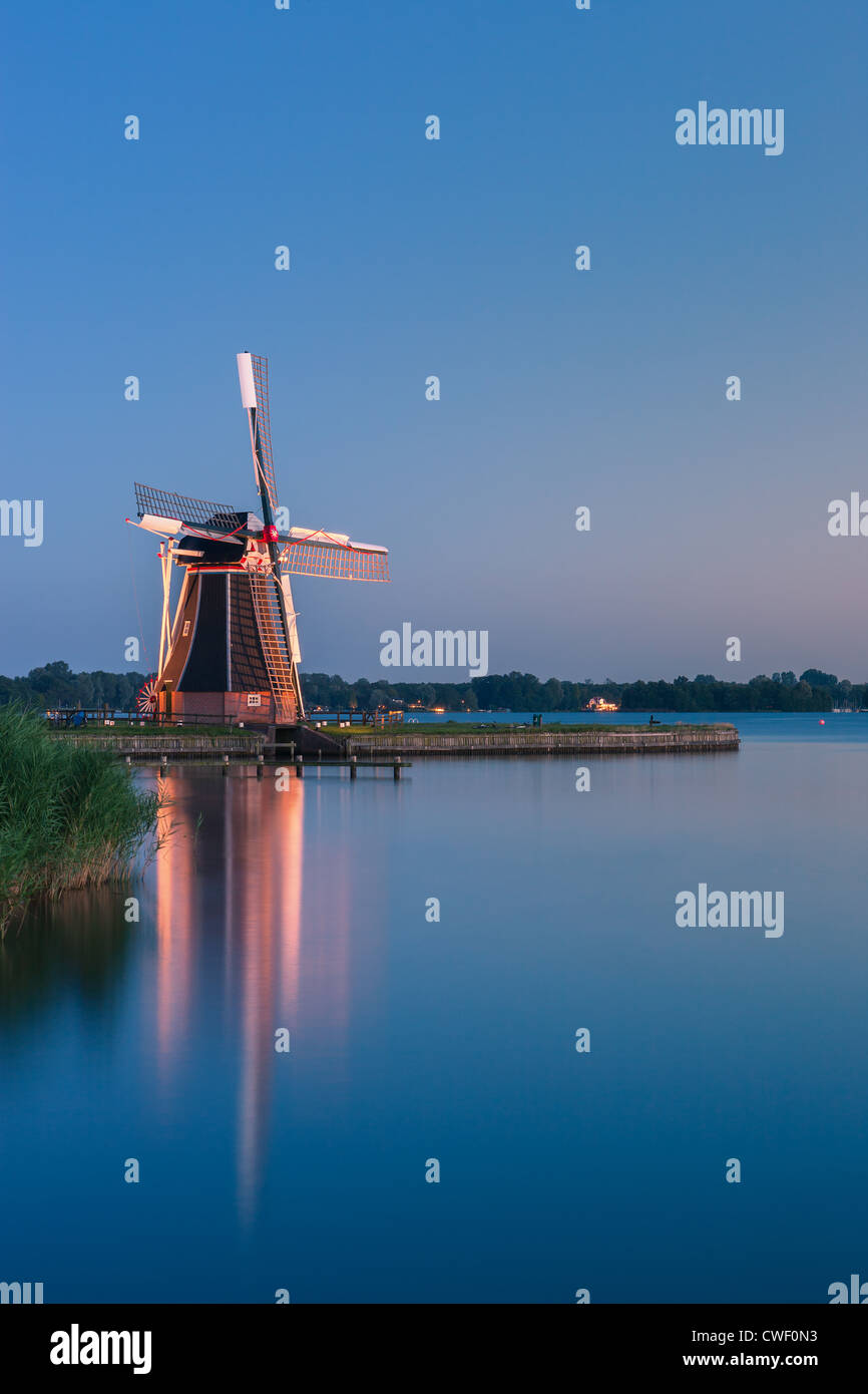 Moulin De Helper à Paterswoldsemeer juste après le coucher du soleil, près de Haren dans la province de Groningue, Pays-Bas Banque D'Images