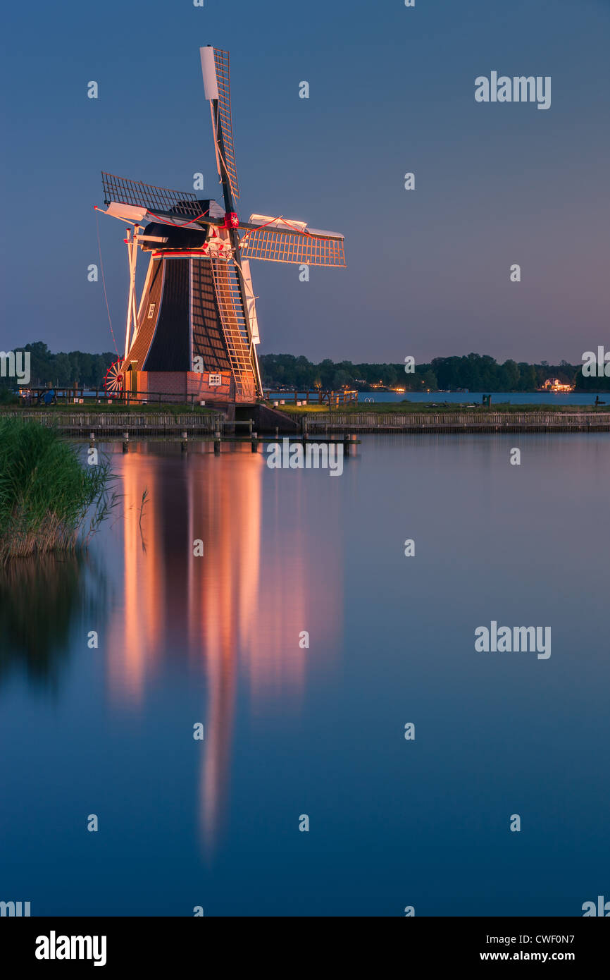 Moulin De Helper à Paterswoldsemeer juste après le coucher du soleil, près de Haren dans la province de Groningue, Pays-Bas Banque D'Images