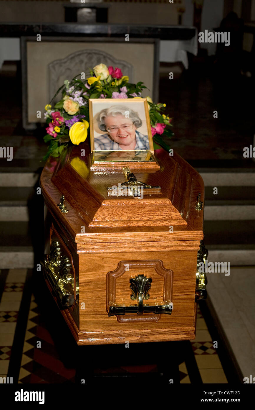 Coffin repose dans l'église le jour avant l'enterrement de la dame Banque D'Images