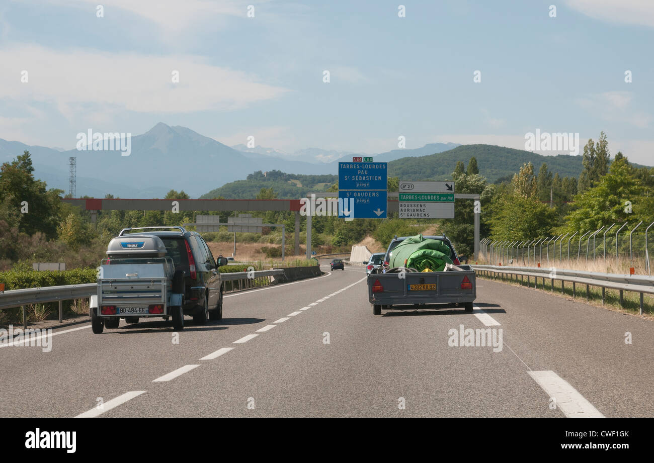 La traction de remorques Véhicules d'autoroute française A64 autoroute E80 France Banque D'Images