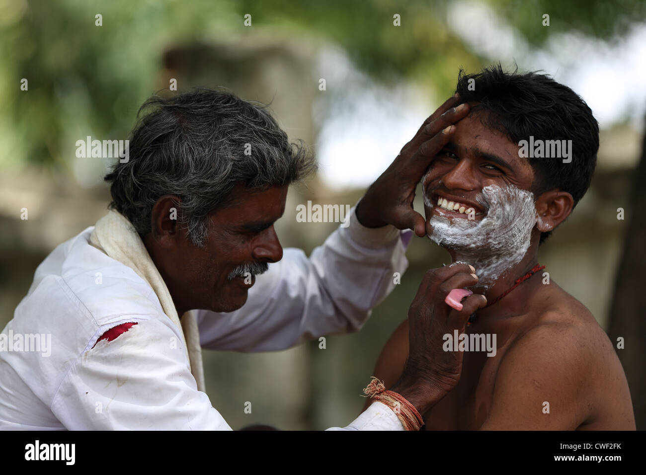 Salon de coiffure de l'Inde rurale à l'œuvre l'Andhra Pradesh en Inde du Sud Banque D'Images