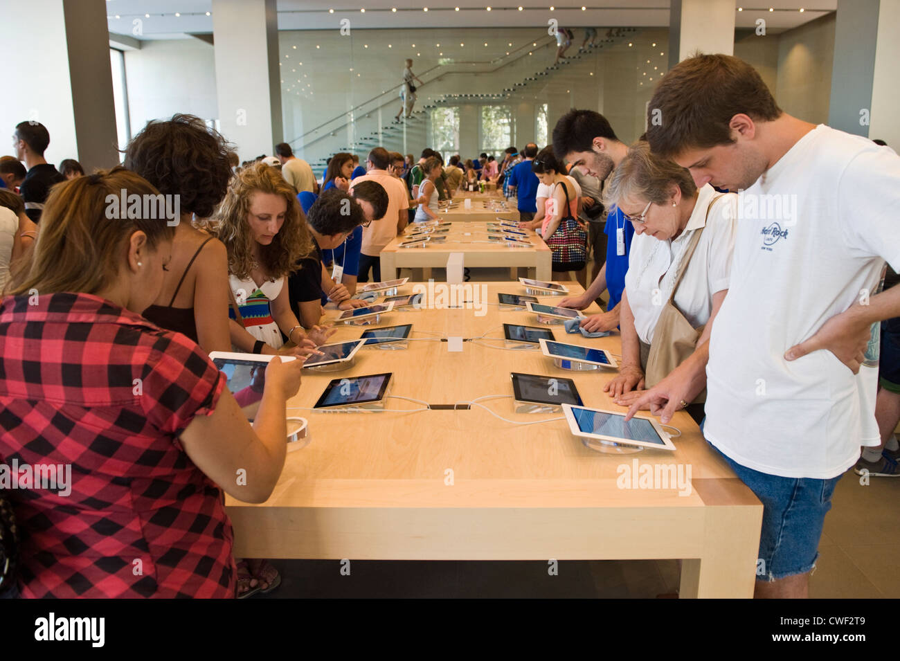 Intérieur de l'Apple Store avec les clients ipad navigation à Barcelone, Catalogne, Espagne, ES Banque D'Images