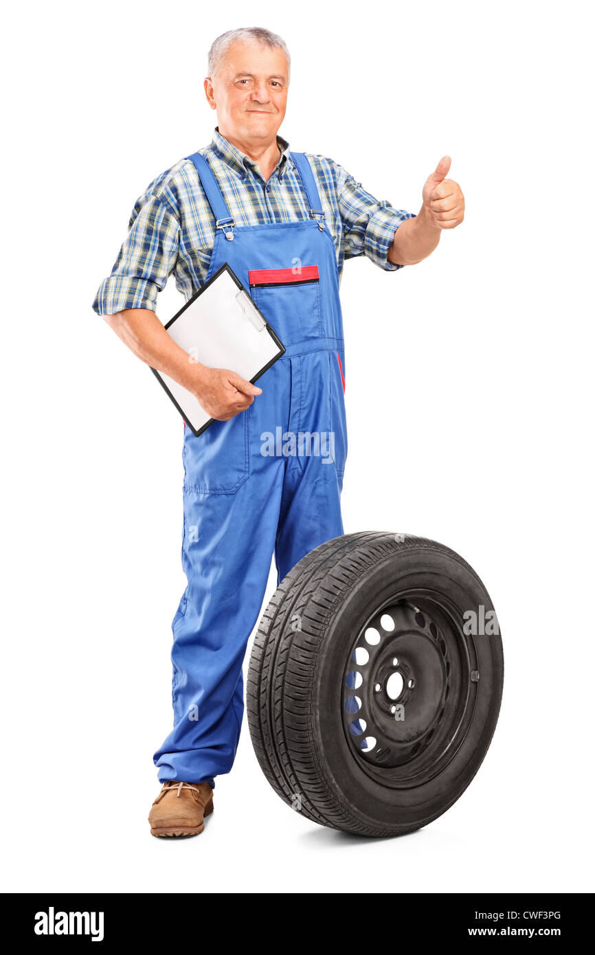 Portrait d'un mécanicien à maturité avec un pneumatique isolé sur fond blanc Banque D'Images