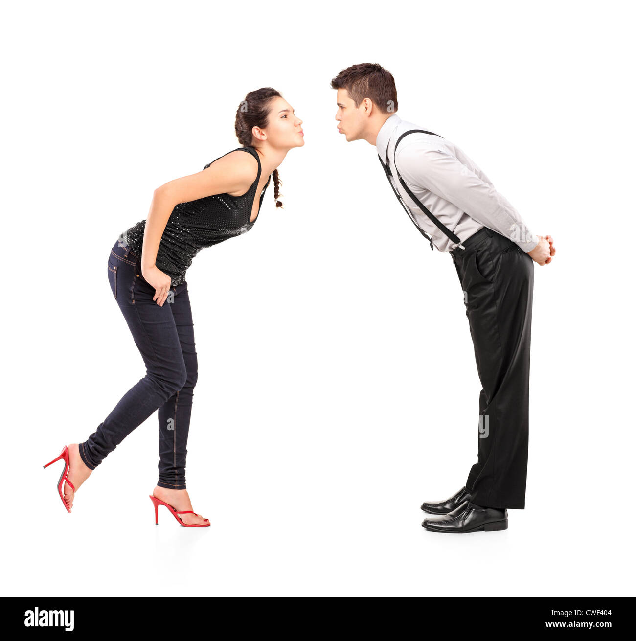 Portrait d'un jeune couple hétérosexuel à propos de l'embrasser contre isolé sur fond blanc Banque D'Images