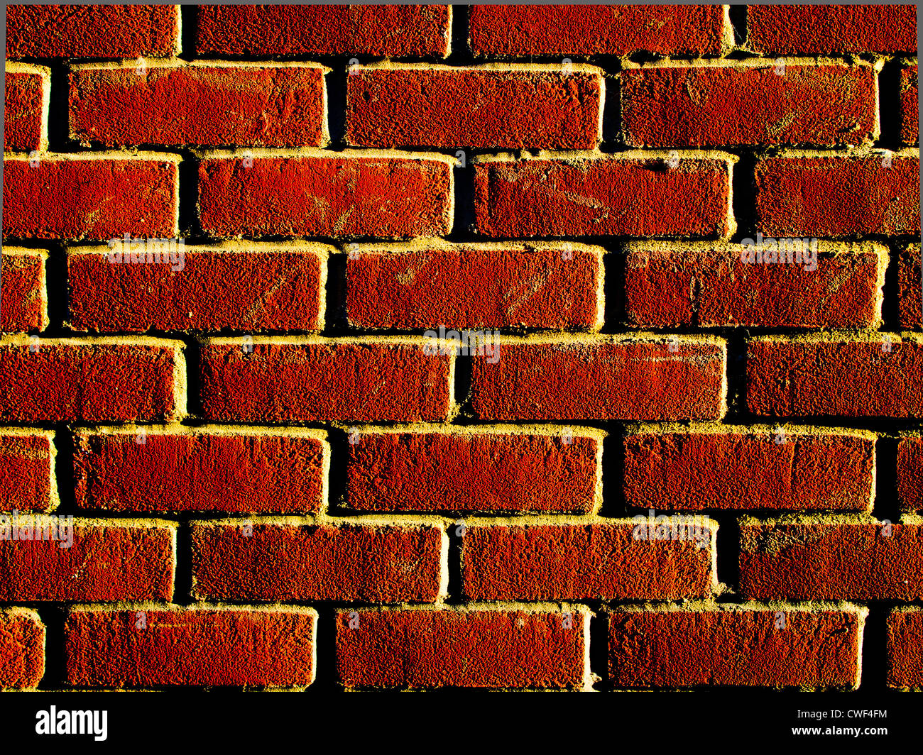 Une photographie à fort contraste d'un mur de brique rouge. Banque D'Images