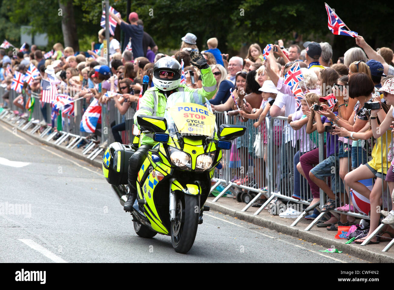 2012 Olympique hommes deuxième jambe, agent de police métropolitaine salue la foule. Banque D'Images