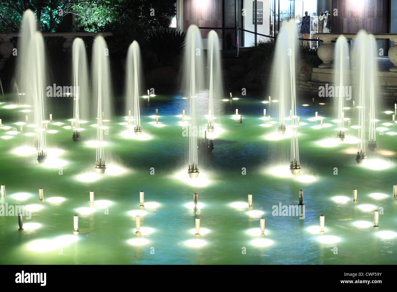 Une fontaine dans la nuit. Banque D'Images