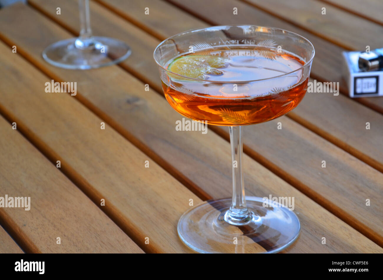 Un verre sur une table Banque D'Images