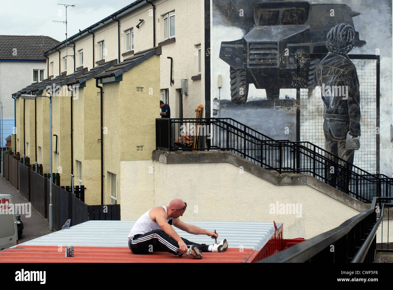 Un sportif en face de murale dans le Bogside, Derry, Londonderry, comté de Derry, l'Ulster, Irlande du Nord, au Royaume-Uni, en Europe. Banque D'Images