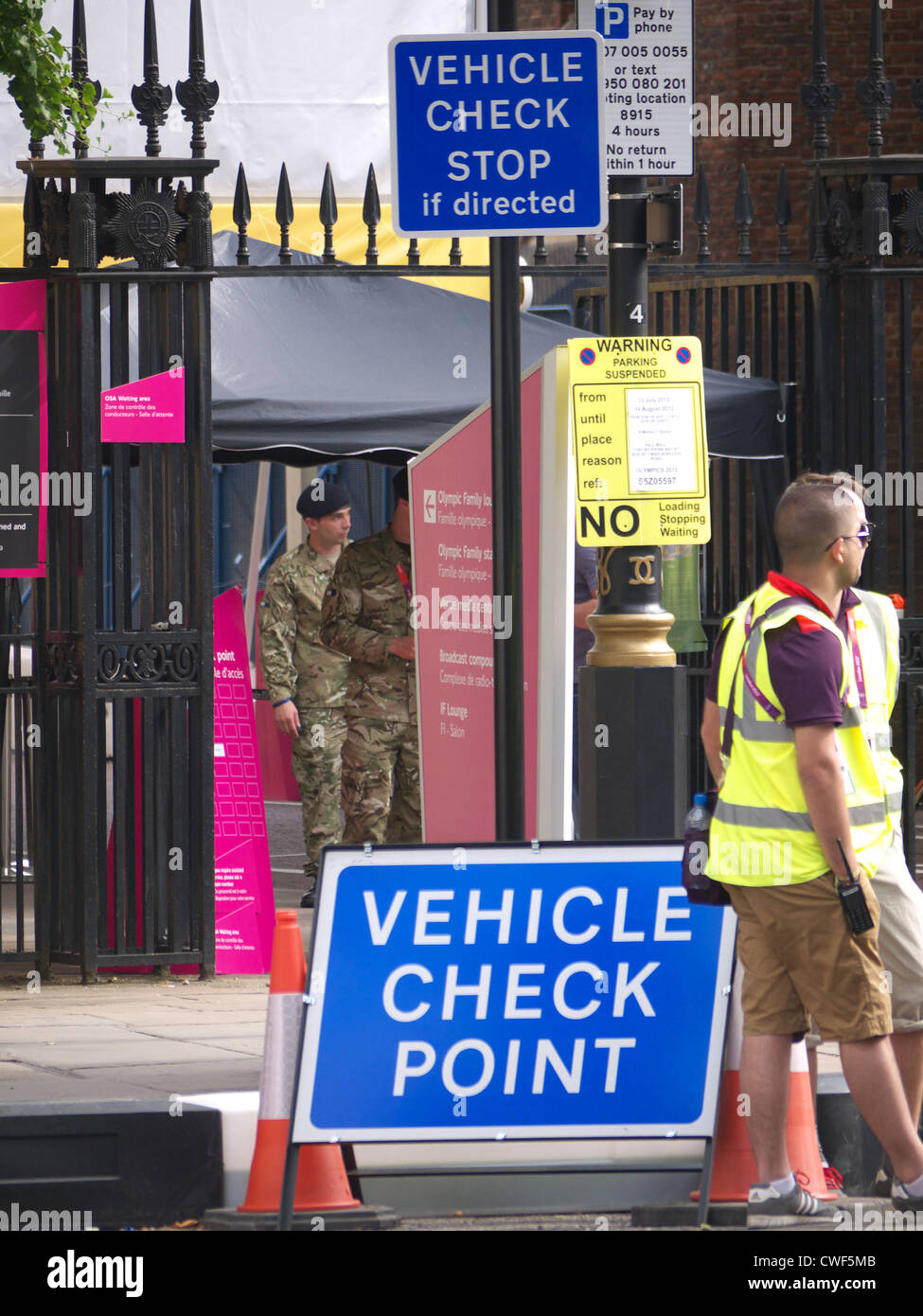 Vue d'un véhicule au point de contrôle de sécurité les Jeux Olympiques de 2012 à Londres Banque D'Images Vue d'un véhicule au point de contrôle de sécurité les Jeux Olympiques de 2012 à Londres Banque D'Images