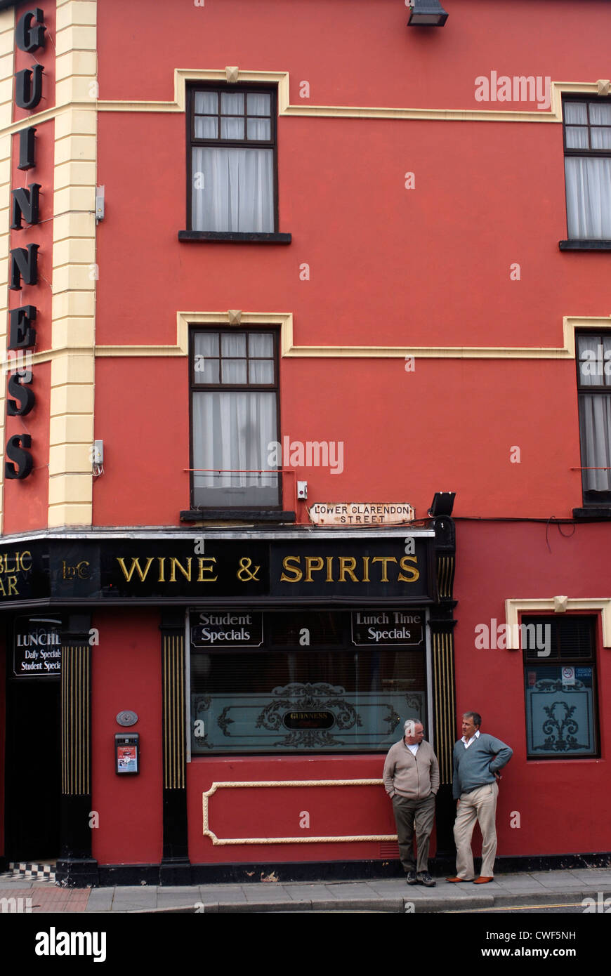 Wine & Spirits, Pub irlandais de Strand Road, Derry, Londonderry, comté de Derry, l'Ulster, Irlande du Nord, au Royaume-Uni, en Europe. Banque D'Images